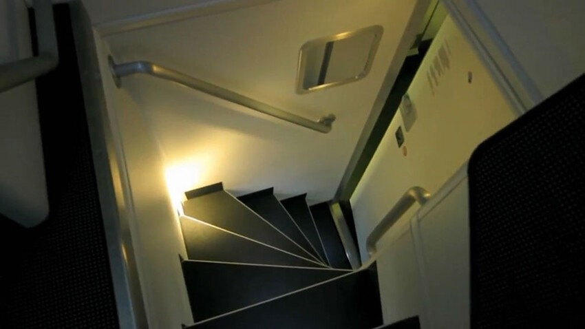 3. Так лестница выглядит сверху, из самой спальни.