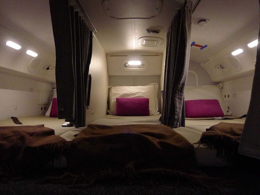 5. Есть и такой вариант спальни. Многие бы не отказались от таких удобств на время полёта.