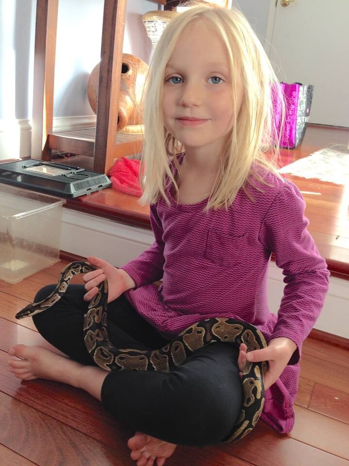 Девчушка со змеей 