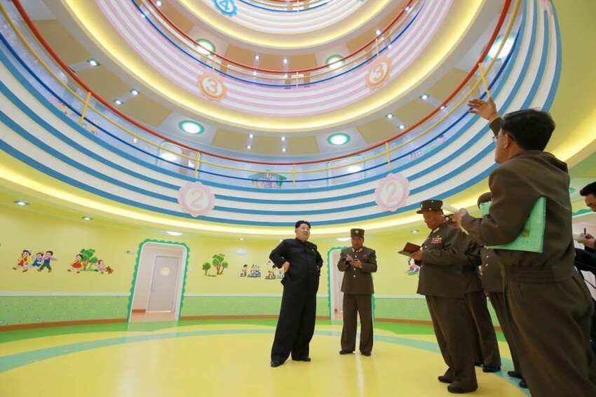 Северокорейский лидер Ким Чен Ын дает указания по поводу завершения работ над детским домом.
