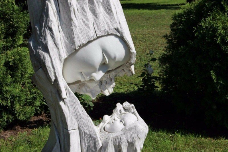 1. Скульптура из дерева «Мать и дитя». Ярославль, Россия