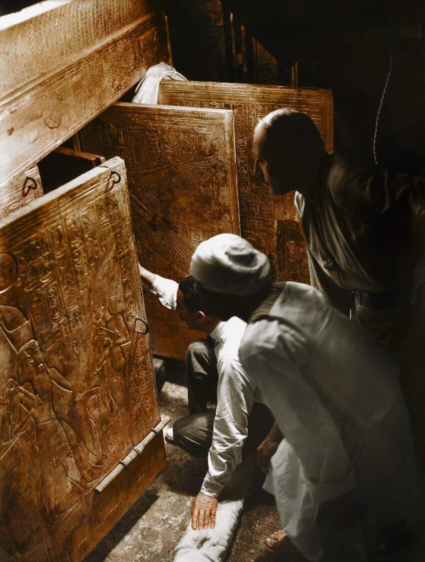 4 января 1924 года. Говард Картер, Артур Каллендер и египетский рабочий открывают двери, чтобы впервые взглянуть на саркофаг Тутанхамона.