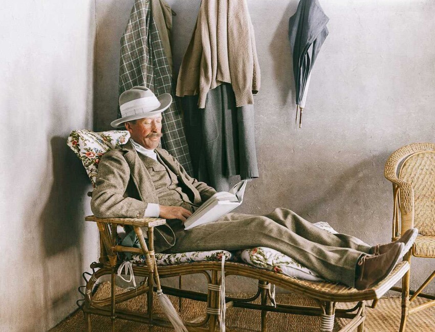 1923 год. Лорд Карнарвон, профинансировавший раскопки, читает на веранде дома Картера возле Долины царей.
