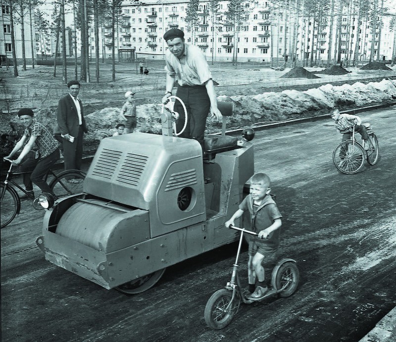 7. Первый асфальт в поселке Энергетик строителей Братской ГЭС, 1962