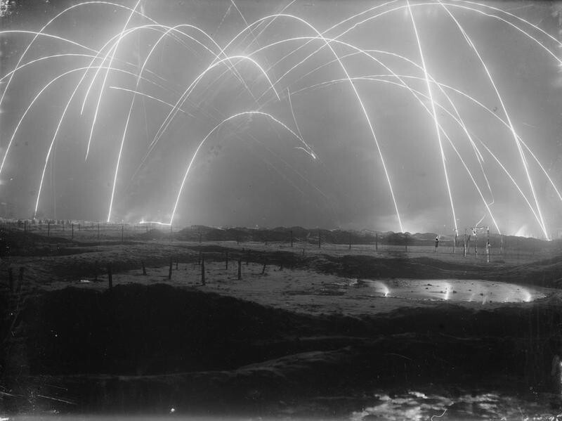 11. Фотография артиллерийской дуэли Первой мировой войны, сделанная с длинной экспозицией