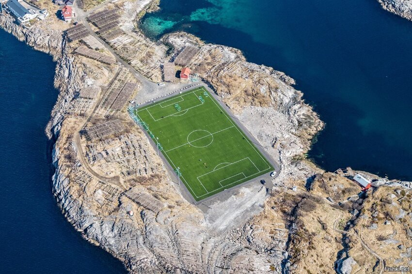 Футбольный стадион в Норвегии на Лофотенских островах