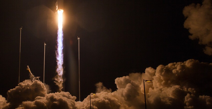 NASA показало фотографии взрыва ракеты-носителя Antares на старте