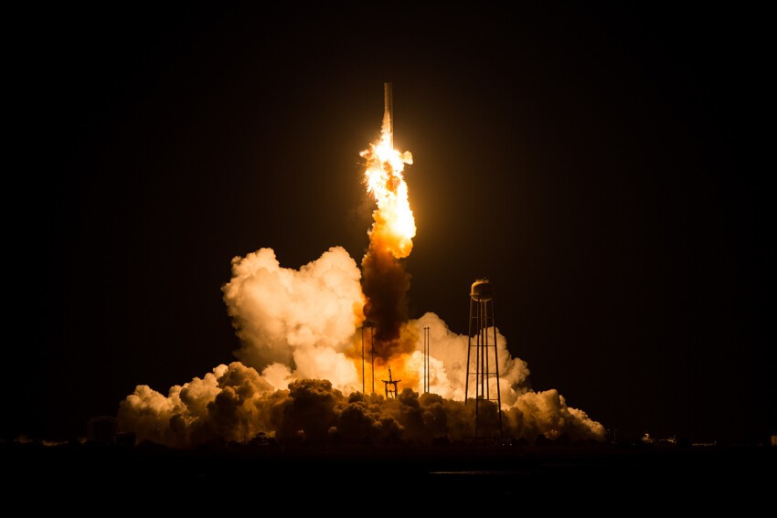 NASA показало фотографии взрыва ракеты-носителя Antares на старте