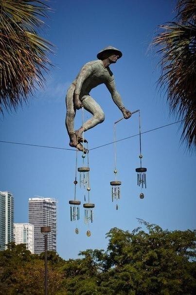 Скульптуры, балансирующие в воздухе