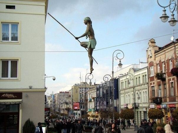 Скульптуры, балансирующие в воздухе