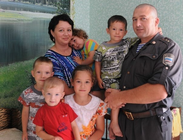 Сергей Шараухов спас двоих детишек, а затем усыновил их