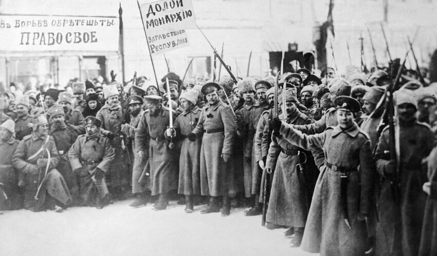 1917 — начало революции в России (26 октября по Юлианскому календарю, который в то время использовала Россия).  
