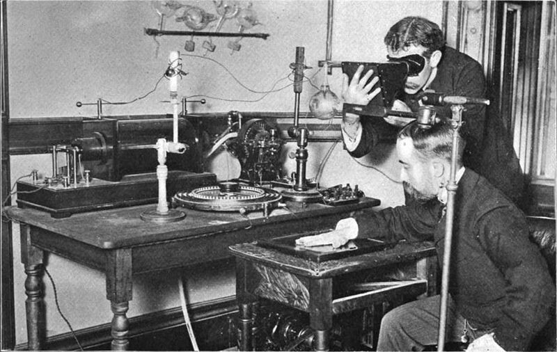 1895 — в процессе экспериментов с электричеством Вильгельм Рентген открыл излучение, названное им X-лучами, впоследствии в честь учёного названное рентгеновским.