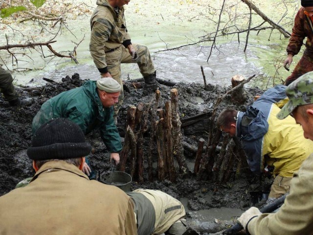 По этому, «Кубанский плацдарм» и наши, ставшие почти постоянными помощниками, ребята из «Delica-club», «Скиф 4х4» Краснодар, приступили к раскопкам вручную. Щупы, лопаты, ведра. 