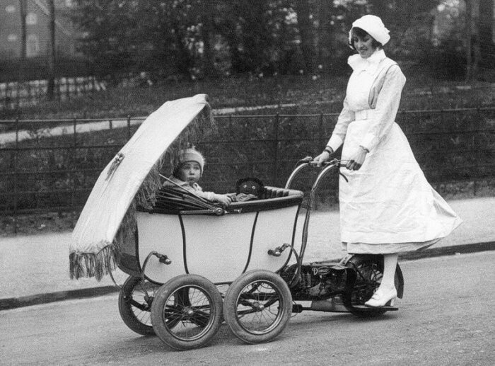 Детская коляска с мотором. Лондон, 1922 год.