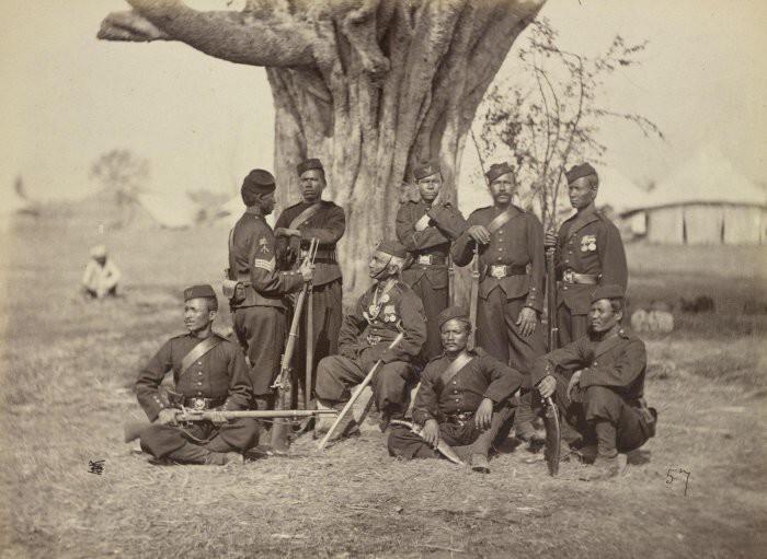 Солдаты 3-го гуркхского стрелкового полка. Британская империя, Индия. 1875 год.