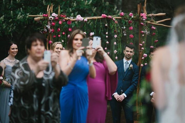 Почему мобильные устройства портят свадебные церемонии