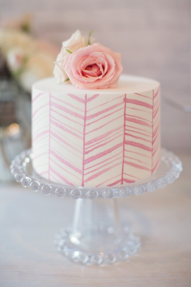 4. Милый бело-розовый тортик