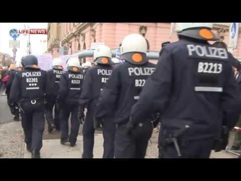 Немцы вышли на улицы, протестуя против миграционной политики Меркель 