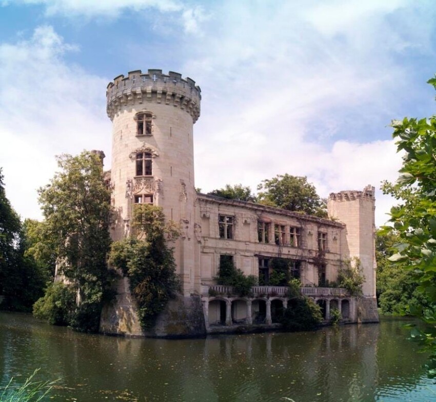 Как Европа забывает свою историю. На примере французского замка Château de la Mothe-Chandeniers