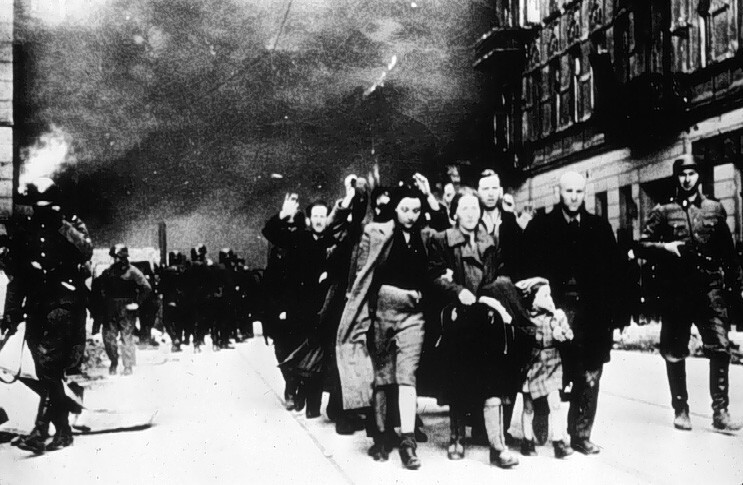1938 — «Хрустальная ночь» в нацистской Германии: сжигаются еврейские дома, школы и синагоги; разграбливаются принадлежащие евреям магазины.