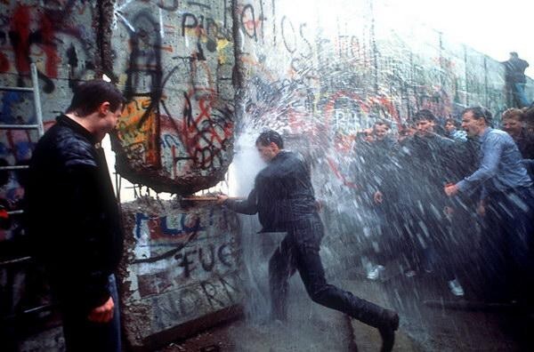 1989 В ночь с 9 на 10 ноября открывается свободный проход граждан из Восточной в Западную часть Берлина. Начинается разрушение Берлинской стены.
