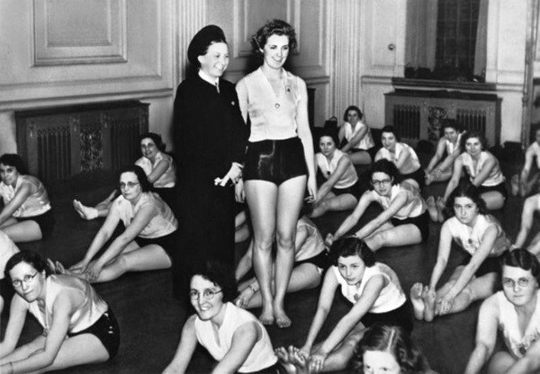 Как готовили "идеальных жен" в нацистской Германии