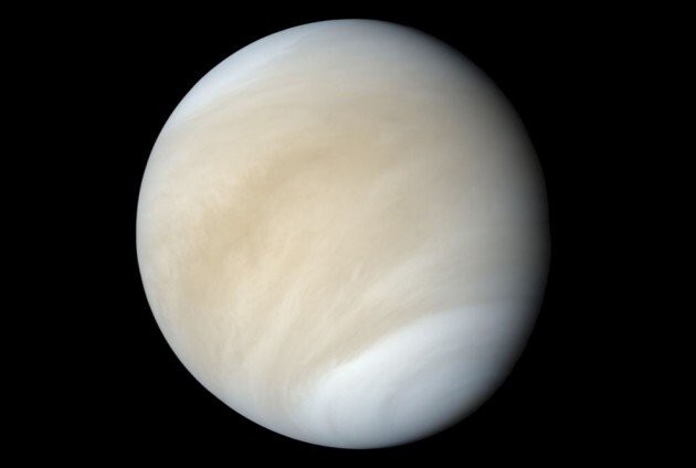 12. Венера — единственная планета, которая вращается по часовой стрелке.
