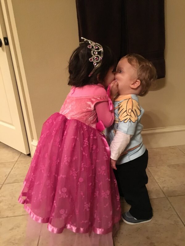 Принцесса целует принца