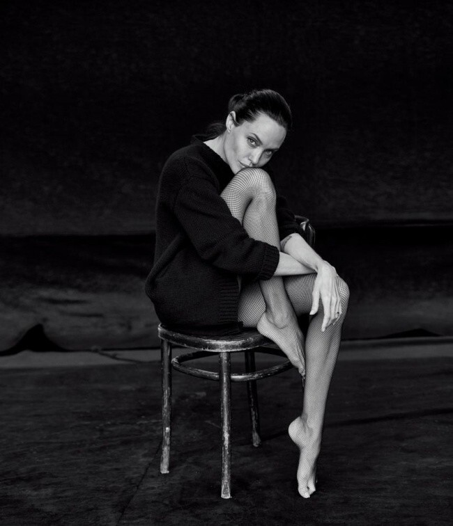 Роскошная Анджелина Джоли снялась в черно-белой фотосессии легендарного фотографа