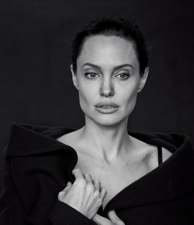 Роскошная Анджелина Джоли снялась в черно-белой фотосессии легендарного фотографа