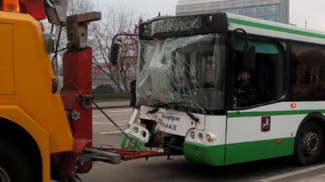Авария дня. В Москве водитель автобуса уснул за рулем