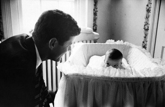 Джон Ф. Кеннеди с дочкой Кэролайн. США. 1957 г. 