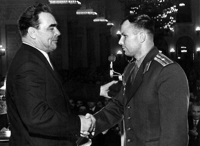 Л.И. Брежнев вручает майору Гагарину знак космонавта. Чтоб никто не сомневался, что Гагарин космонавт. СССР. 60-е.