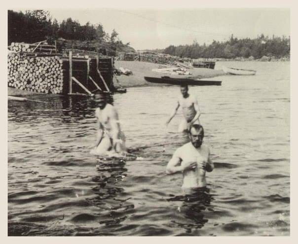 Император Николай II во время купания в финских шхерах. На заднем плане — офицеры конвоя. Август, 1908 г.