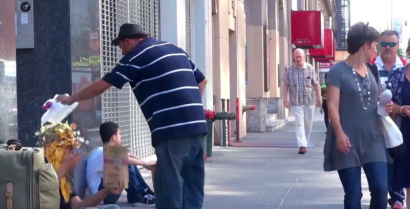 Бездомный ветеран и бездомный мальчик. Кому из них помогут и подкинут пару монет?