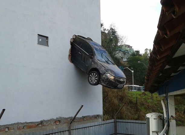 В Бразилии 30 летний электрик перепутал педали в машине и пробил стену гаража.