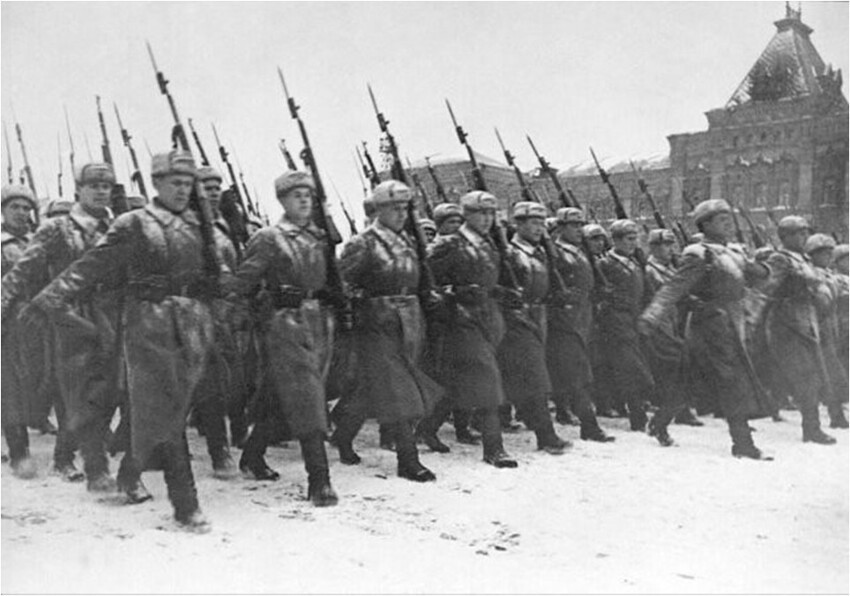 2. Парад на Красной площади. Бойцы уходили прямо на фронт, который был всего в нескольких километрах, 07 ноября 1941 года.