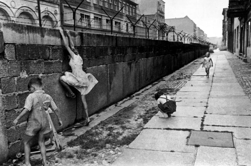15. Дети у Берлинской стены.
