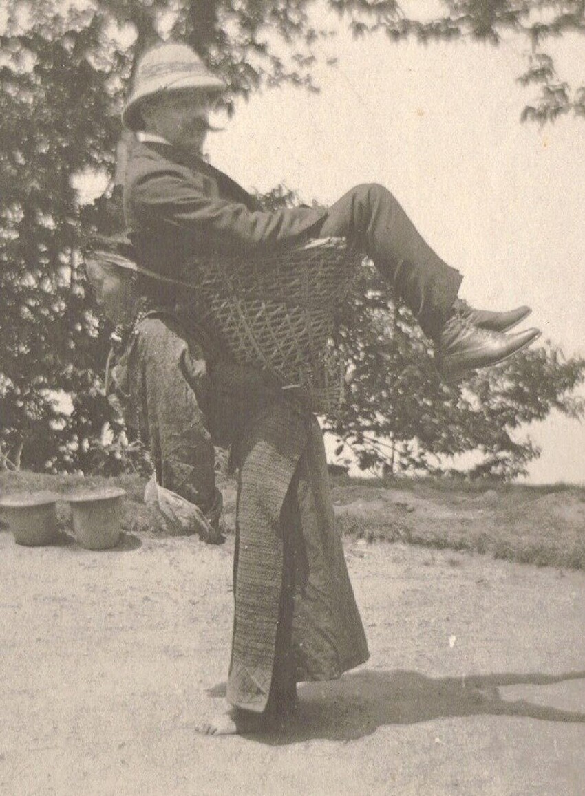 17. Колонизатор-купец использует местную женщину в качестве транспорта. Бенгалия, Британская Индия. 1903 год.