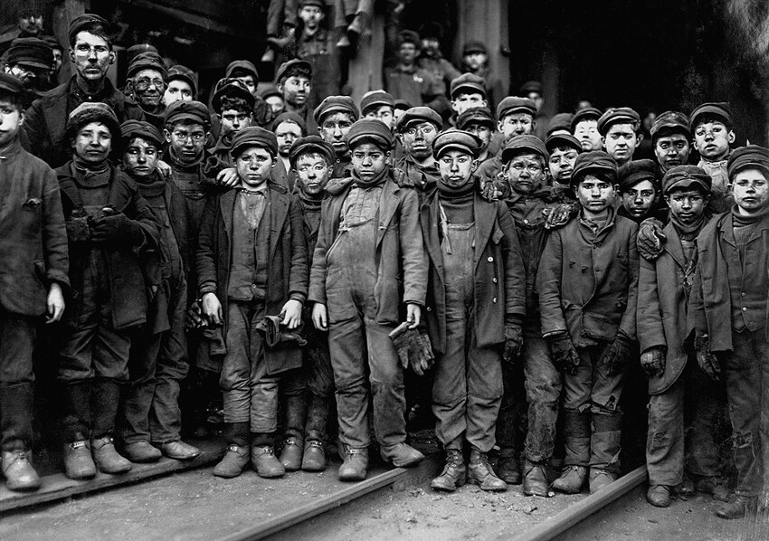 13. Несовершеннолетние шахтеры, нанятые для работ в угольных шахтах компанией Pennsylvania Coal Company. США. 1911 год.
