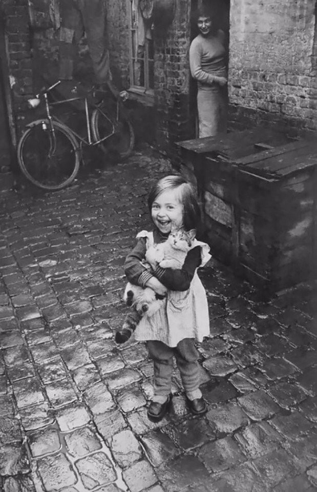 Счастливая французская девочка и ее кот, 1959 год