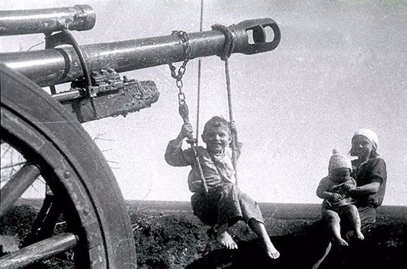 Самодельные качели после Сталинградской битвы, весна 1943 года