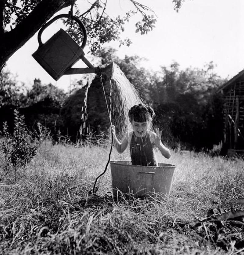 Девочка обливается водой, 1949 год
