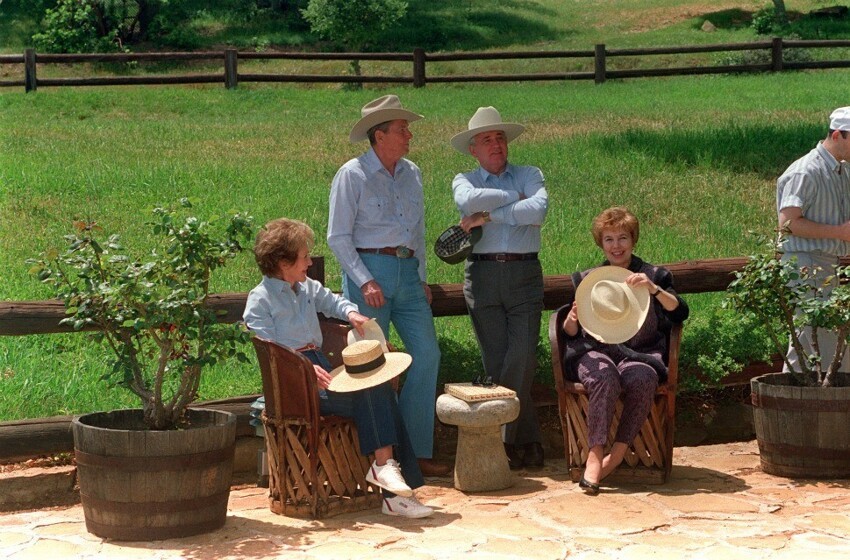 5. Бывшие мировые лидеры Рейган и Горбачев расслабляются на ранчо Рейгана в Санта-Барбаре в мае 1992 года, всего через 5 месяцев после отставки Горбачева