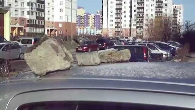 Неправильно припарковался- камень на крышу 
