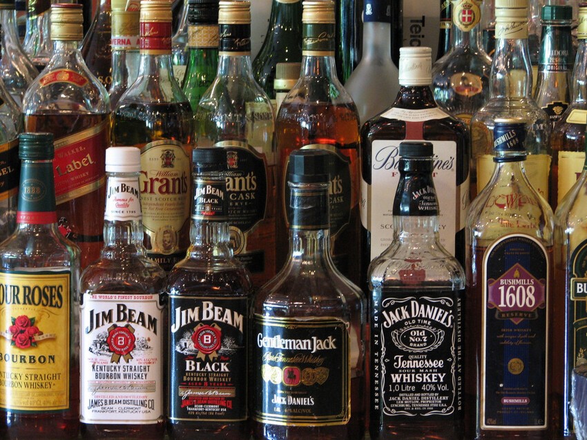 Жители Подмосковья на смерть травятся "элитным" алкоголем местного разлива 