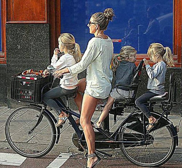 Мама с дочками на велосипеде