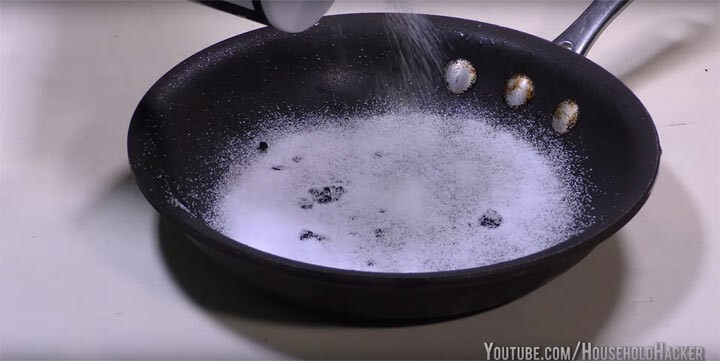 4. Загрязнили сковородку пригоревшей пищей