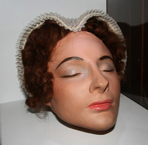 Из воска - посмертная маска Марии Стюарт.